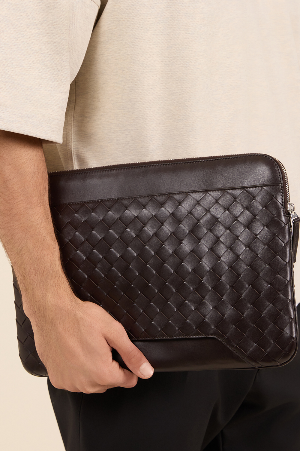 תמונת כל הלוק של תיק מסמכים